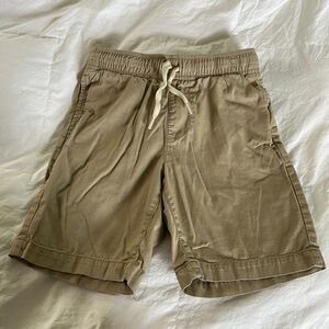 Old navy kids twill shorts. Like new! Light khaki color, size S (6-7).